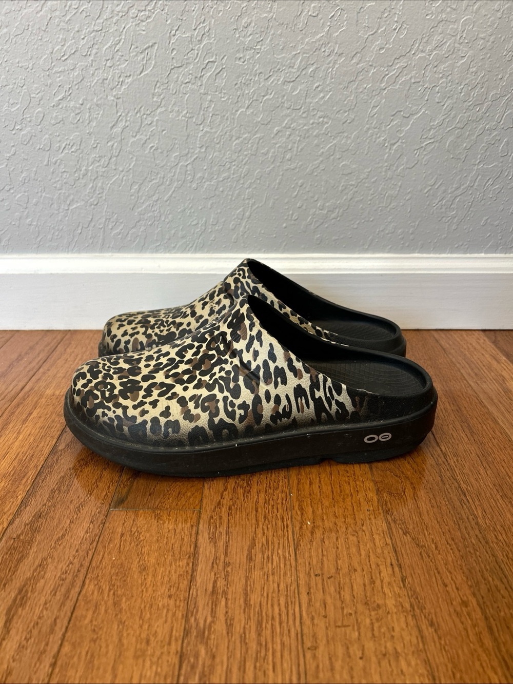 OOFOS OOCloog Recovery Clogs Women 8 Leopard Print Slip On Shoes Black Tan